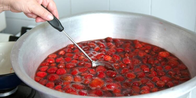 Sobremesa low carb: aprenda a fazer receita cremosa de morango