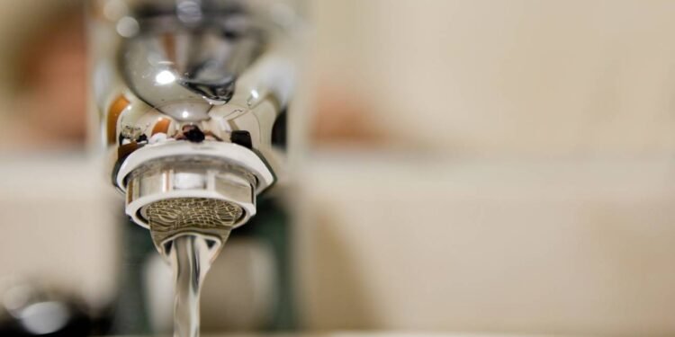 Água da torneira sem pressão? Saiba como o vinagre pode ajudar