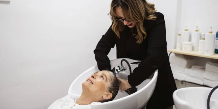 Cabelo branco está ficando amarelo? Erro pode estar na lavagem