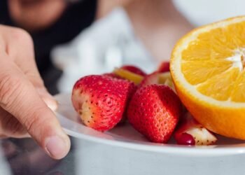 Além da laranja: 7 frutas ricas em vitaminas para fortalecer o cabelo
