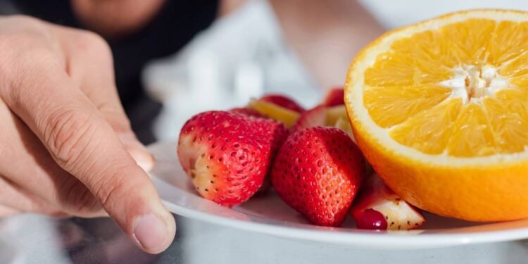 Além da laranja: 7 frutas ricas em vitaminas para fortalecer o cabelo