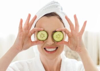 Pepino nos olhos para olheiras: o truque da vovó funciona mesmo?