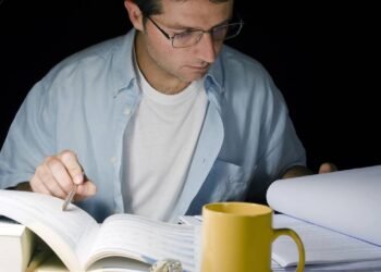 Como começar a estudar para concursos públicos do zero: guia prático