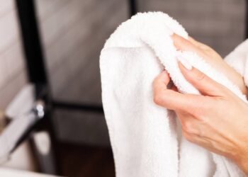 Por que toalhas podem acumular bactérias se não forem lavadas corretamente