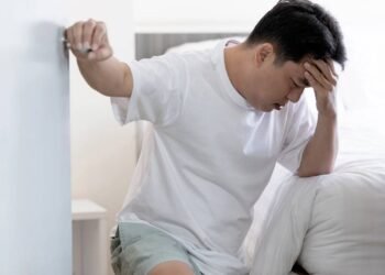 Por que algumas pessoas sentem tontura ao levantar rápido?