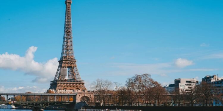 Afinal, é verdade que a Torre Eiffel fica maior no verão?