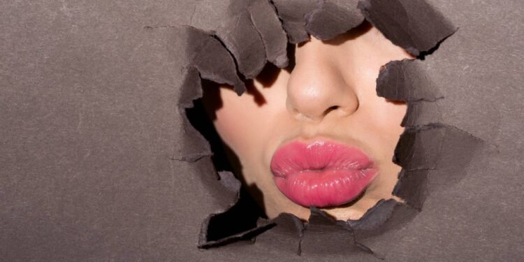 Doença do Beijo: quais os sintomas e as doenças associadas ao vírus Epstein-Barr