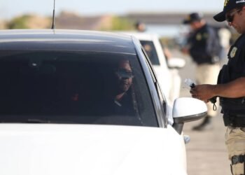 Conheça seus direitos: o que a polícia pode e não pode fazer em uma blitz