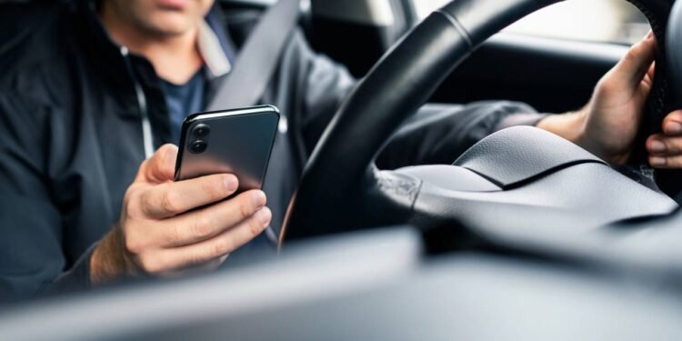 Lei mudou: o que acontece com quem usa o celular ao volante?