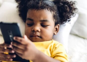 Crianças e celulares: 5 dicas para proteger seu filho online