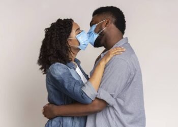 Mononucleose: como a ‘doença do beijo’ pode afetar sua vida adulta