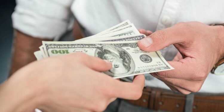 Como negociar um salário em dólar trabalhando do Brasil para o exterior