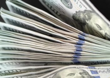 Como a cotação do dólar afeta o preço do vinho e do azeite na sua mesa