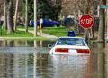 Carro foi pego em enchente? Saiba o que fazer e se o seguro cobre
