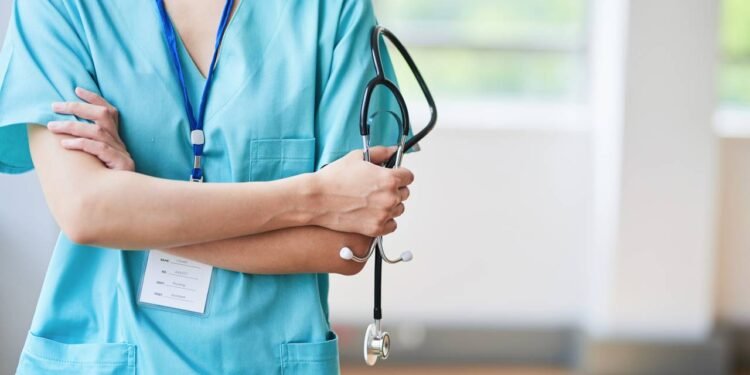 Piso da enfermagem em 2026: saiba valores atuais