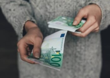 Vai viajar para a Europa? Dicas para comprar euro mais barato em 2026