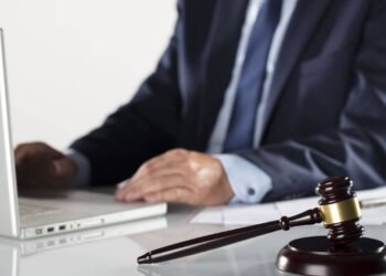 Oficial de Justiça: qual o salário, o que faz e como se tornar um