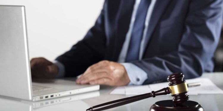 Oficial de Justiça: qual o salário, o que faz e como se tornar um