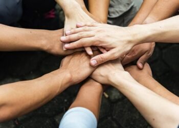 Solidariedade: ciência explica por que ajudar os outros nos faz bem