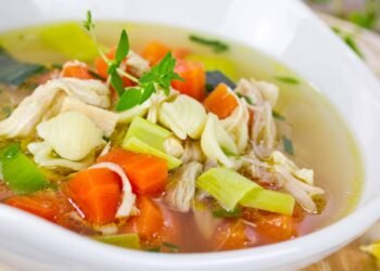 5 caldos e sopas proteicas de baixa caloria para os dias frios