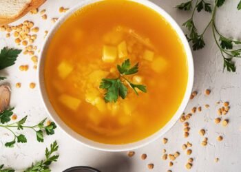 É saudável trocar a janta por sopa? Nutricionista explica os prós e contras