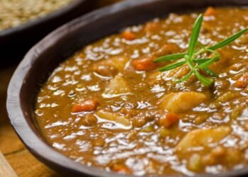 7 receitas de caldos e sopas perfeitas para espantar o frio que vem aí