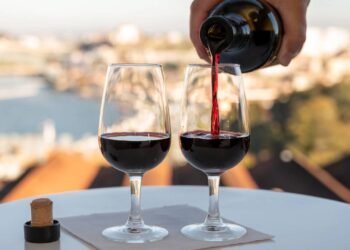 Vinho do Porto para iniciantes: como escolher e harmonizar a bebida