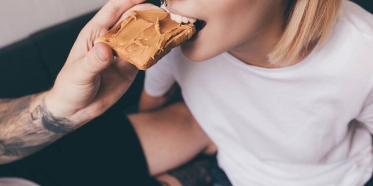 Pasta de amendoim: o excesso pode fazer mal? Nutricionista explica