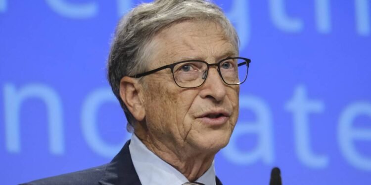 Bill Gates previu a IA gratuita; como isso pode mudar sua vida e trabalho