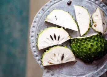 Mitos e verdades sobre alimentos que prometem curar doenças graves