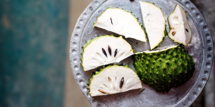 Mitos e verdades sobre alimentos que prometem curar doenças graves