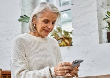 Apps e gadgets que ajudam idosos a morar sozinhos com segurança