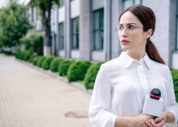 Agressão a jornalista é crime? Entenda as consequências legais do ato