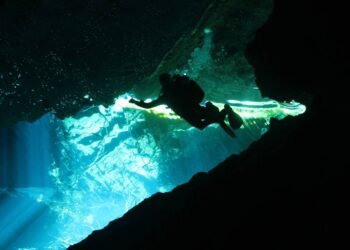 Mergulho em cavernas: 5 riscos e como praticar o esporte com segurança