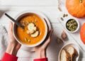 Frio chegando: 7 receitas de caldos e sopas para aquecer sua noite