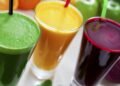 Açúcar de sucos de frutas e refrigerantes não têm o mesmo efeito no organismo, diz estudo (Créditos: depositphotos.com / zstockphotos)