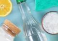 O vinagre branco, por exemplo, possui propriedades que vão além da remoção de manchas (Créditos: depositphotos.com / geo-grafika)