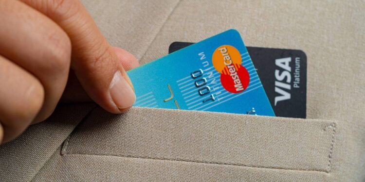 Cartão de crédito Visa ou Mastercard? Entenda qual vale mais a pena