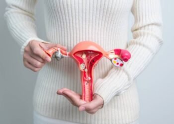 Endometriose: 7 sintomas que vão muito além da cólica e você deve saber