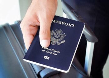 Passaporte danificado: o que fazer se o seu documento estiver riscado?