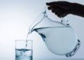Água da torneira ou mineral: qual é a opção mais segura para a saúde?