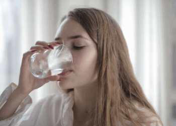 Beber água é essencial: qual a quantidade ideal para a sua saúde?