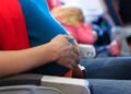 Grávida no avião: até quantos meses é seguro viajar? Veja as regras