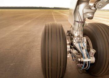 Pneu de avião estourando: o que pode causar o incidente e qual o risco