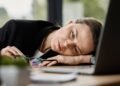 Síndrome de Burnout no jornalismo: como identificar e buscar ajuda