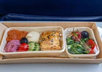 Comidas de avião: veja os cardápios das principais companhias aéreas do país