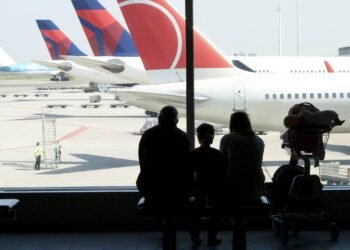 7 dicas de ouro para evitar perrengues em aeroportos e durante o voo