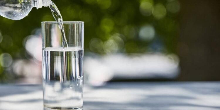 Anvisa suspende venda de água Mamba Water e energético; veja