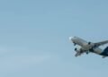 Por que a passagem aérea no Brasil está tão cara?