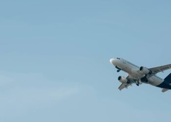 Por que a passagem aérea no Brasil está tão cara?